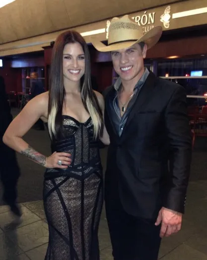dustin lynch wife