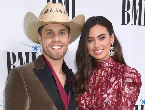 dustin lynch wife